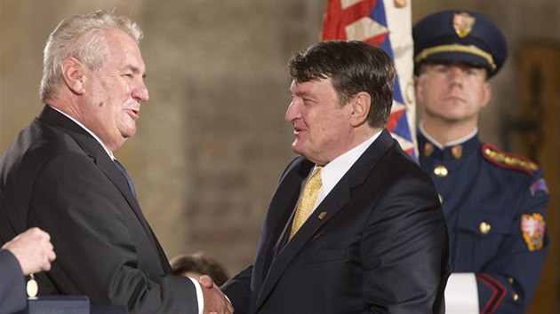Prezident Miloš Zeman vyznamenal skladatele Ladislava Štaidla. (28. října 2015)
