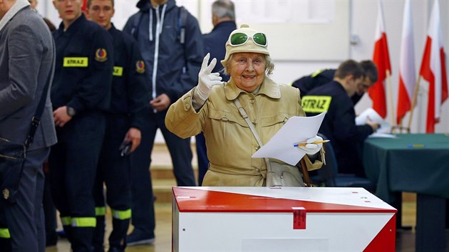 Žena u volební urny (25. října 2015).