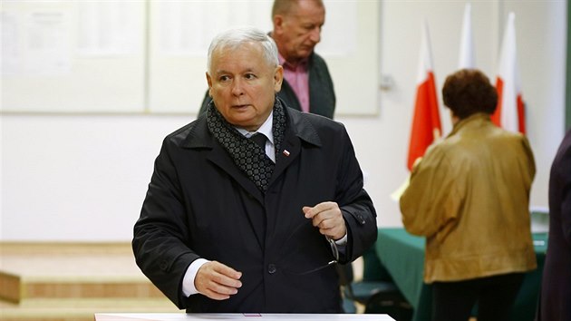 Předseda opoziční strany PiS Jaroslaw Kaczyński u voleb (25. října 2015).