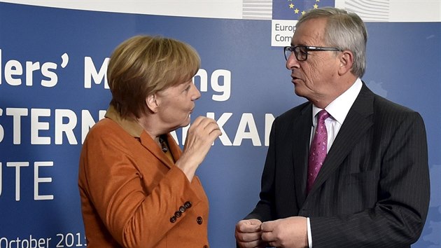 Předseda Evropské komise Jean-Claude Juncker s německou kancléřskou Angelou Merkelovou během jednání v Bruselu o migrační krizi (25. října 2015).