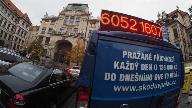 Sv�telná tabule odpo�ítává úsporu, kterou by m�sto podle vlastníka �kodova...