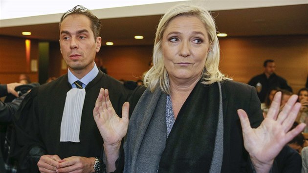 Francie soudí političku Marine Le Penovou kvůli přirovnání muslimských modlitebníků v ulicích k okupaci. Toho se měla dopustit v roce 2010. (20. října 2015)