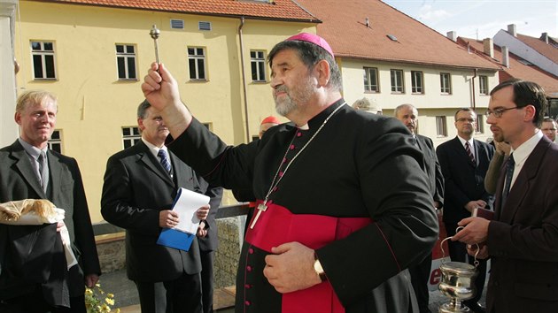 Ped 10 lety eskobudjovick biskup Ji Paour vysvtil nov hospic v Prachaticch.