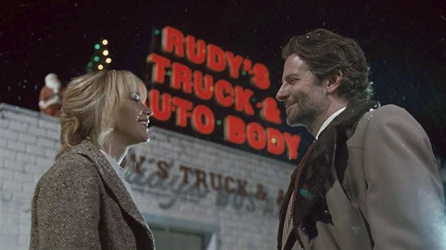 Jennifer Lawrencov a Bradley Cooper ve filmu Podnikav Joy (2015)