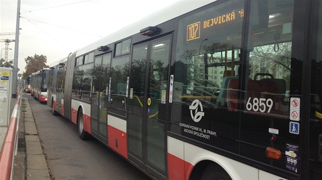 Kolona autobus smujc na Dejvickou - Vtzn nmst.