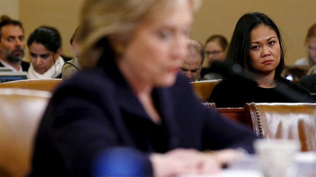 Dorothy Narvaez-Woods, vdova po Tyronu Woodsovi, lenovi jednotky Navy SEAL, kter byl zabit pi toku na na americk konzult v libyjskm Benghz, sleduje vpov Hillary Clintonov (23. jna 2015).
