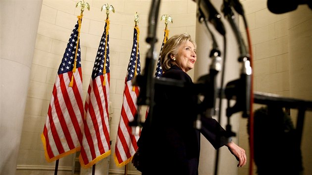 Favoritka demokratickch prezidentskch primrek Hillary Clintonov odmtla, e by ona i jej tehdej ad pochybil bezprostedn po ataku, kter stl ivot tyi Ameriany vetn velvyslance (23. jna 2015).