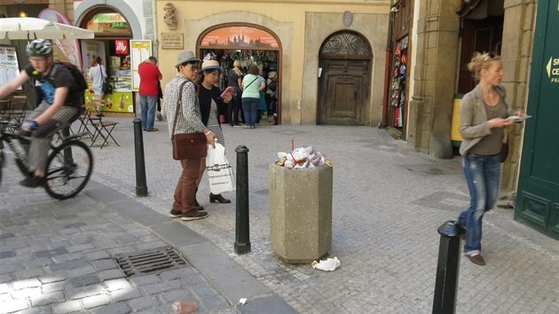 Melantrichova ulice před instalací „chytrého“ odpadkového koše se solárně poháněným lisem na smetí.