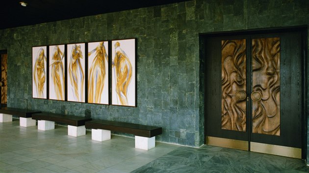 Ptidln cyklus deskovch maleb Cesta ivota od brnnskho vtvarnka Karla Rechlka byl pvodn umstn ve vestibulu.