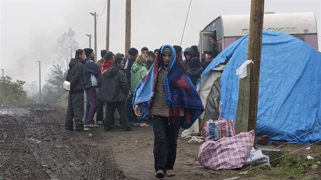 Stanov msteko na okraji Calais u host pes 6 tisc migrant, kte sn o novm ivot v Anglii (jen 2015)