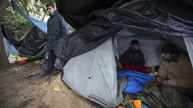 Stanov msteko na okraji Calais u host pes 6 tisc migrant, kte sn o novm ivot v Anglii (jen 2015)