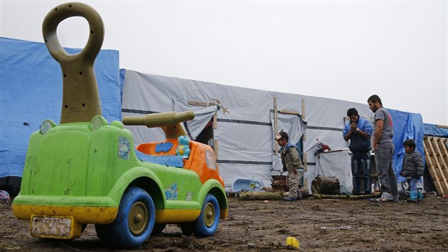 Obyvatelé stanového městečka v Calais se připravují na příchod zimy (říjen 2015)