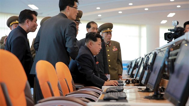 Severokorejská vláda v KLDR slavnostně otevřela nové centrum výzkumu a technologií. Podívat se přišel i Kim Čong-un (říjen 2015)