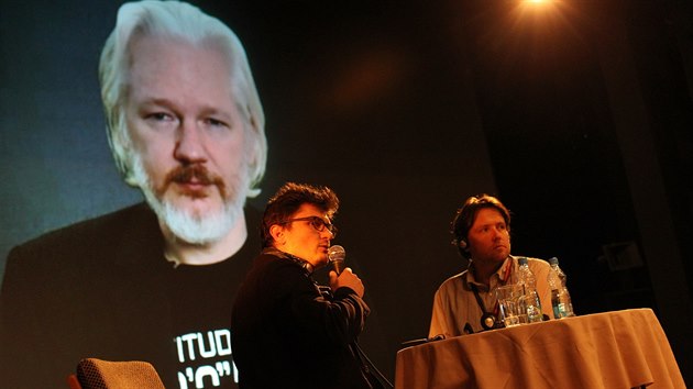 Diskuse pomocí videokonference s Julianem Assangem v rámci mezinárodního festivalu dokumentárních filmů v Jihlavě zcela zaplnila kinosál.
