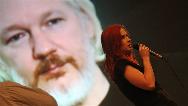 Diskuse pomocí videokonference s Julianem Assangem v rámci mezinárodního festivalu dokumentárních filmů v Jihlavě zcela zaplnila kinosál.