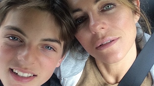 Elizabeth Hurley se svm tinctiletm synem