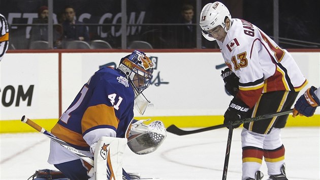 Brankář New York Islanders  Jaroslav Halák likviduje nájezd Johnnyho Gaudreaua z Calgary.