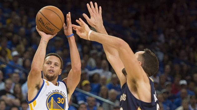 Stephen Curry z Golden State pálí v utkání proti  New Orleans.