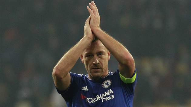 ZKLAMAN KAPITN. Obrnce John Terry dkuje fanoukm po nevydaenm zpase Chelsea.