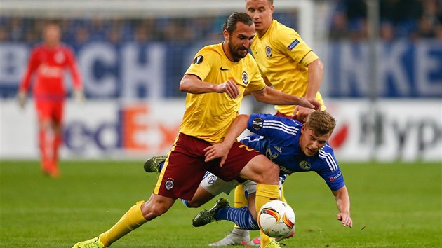 Sparansk zlonk Petr Jirek se sna probt obranou Schalke.
