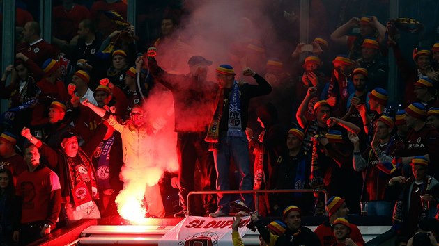 Sparant fanouci bhem zpasu na stadionu Schalke.