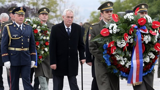 Prezident Milo Zeman pi kladen vnc na praskm Vtkov pi oslavch vzniku samostatnho eskoslovenska (28.10.2015).