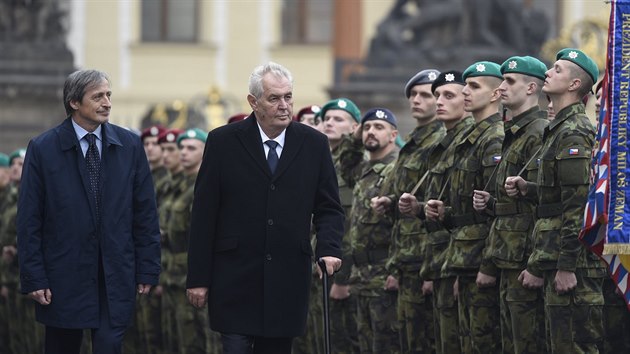 Prezident Milo Zeman a ministr obrany Martin Stropnick (vlevo) se zastnili slavnostn psahy vojk na Hradanskm nmst v Praze (28.10.2015).