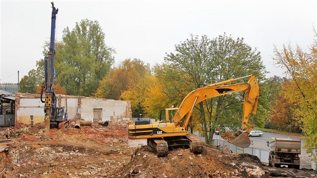 Budova hornho ndra v Karlovch Varech je u zdemolovan. Nov vpravn hala zane cestujcm slouit pt rok na jae.