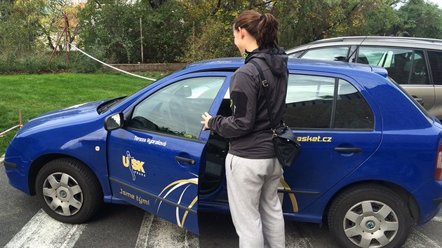 Basketbalistka Tereza Vyoralová ped svým vozem.