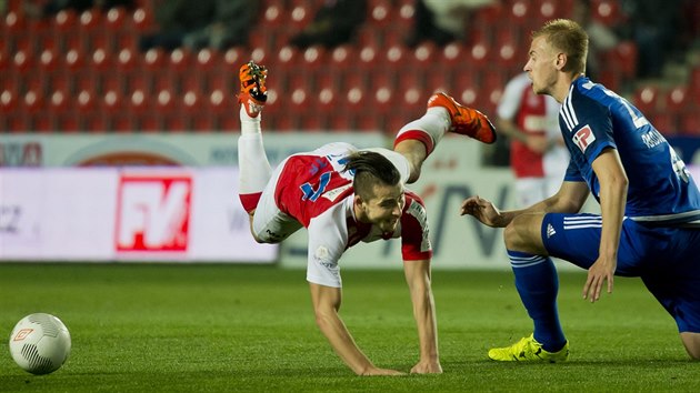 Radek Voltr ze Slavie pad ped Uroem Radakoviem z Olomouce.