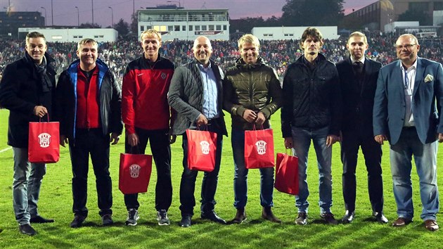Od minulho tdne pracuje Petr vancara (vlevo) v marketingovm a sportovnm seku Zbrojovky. Ped nedlnm utkn s Plzn byl slavnostn uveden do ligovho Klubu legend.