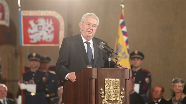 Prezident Milo Zeman bhem slavnostn ceremonie ocenil 35 osobnost (28. jna 2015).