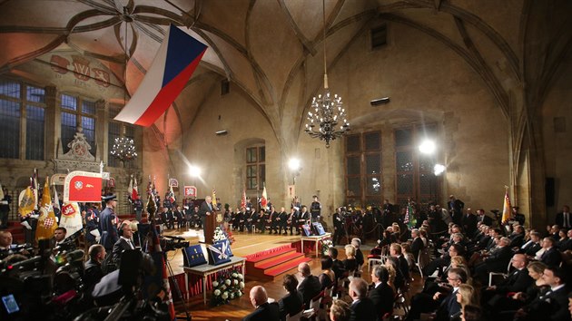 Prezident Milo Zeman bhem slavnostn ceremonie ocenil 35 osobnost (28. jna 2015).