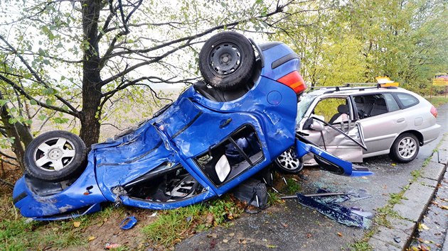 Pi dopravn nehod se v enov srazil Volkswagen Golf, jeho idi dostal na mokr cest smyk, s Kiou Rio.