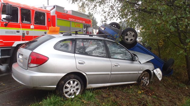 Pi dopravn nehod se v enov srazil Volkswagen Golf, jeho idi dostal na mokr cest smyk, s Kiou Rio.