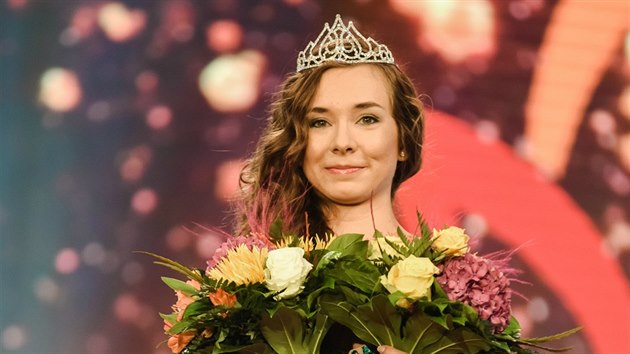 Dvaadvacetilet Eva Kubalov ze Sviadnova s korunkou a erpou pro druhou vicemiss soute Miss Aerobic 2015.