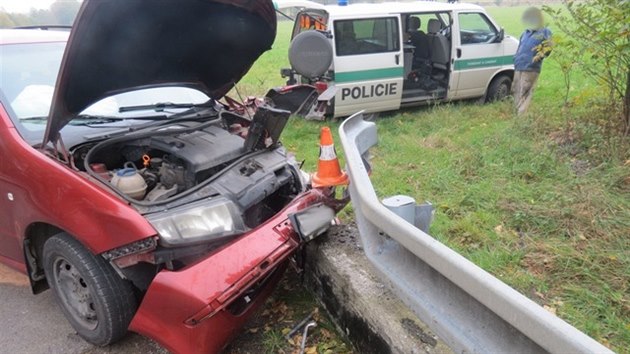 idika na Jesenicku za jzdy podvala pit synovi na zadnm sedadle, vsledkem byl nraz do svodidel v protismru.