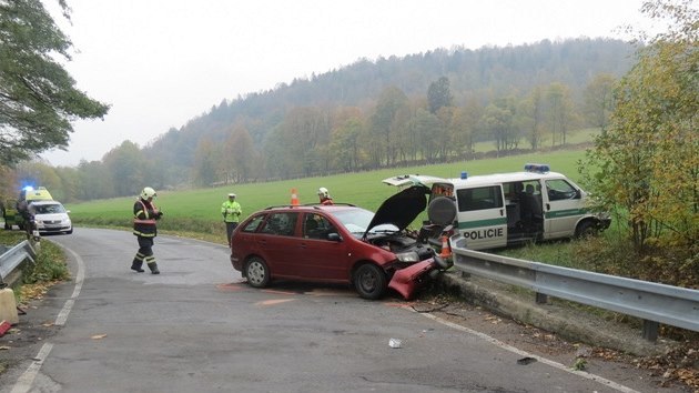 idika na Jesenicku za jzdy podvala pit synovi na zadnm sedadle, vsledkem byl nraz do svodidel v protismru.