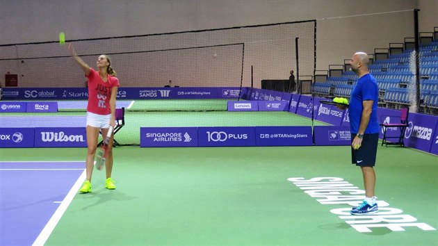 Petra Kvitov piluje servis v djiti tenisovho Turnaje mistry, dohl trenr David Kotyza.