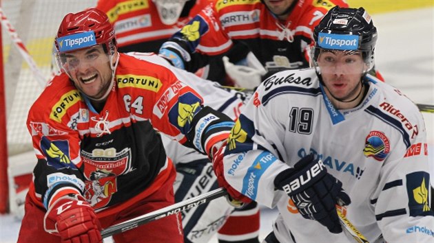 Vítkovický hokejista Michal Hlinka (v bílém) a královéhradecký Brian Ihnacak bojují o pozici.