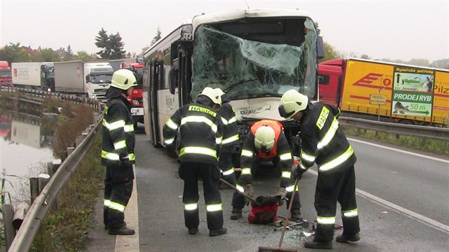 Nehoda autobusu a kamionu u Holohlav na Hradecku (22.10.2015).