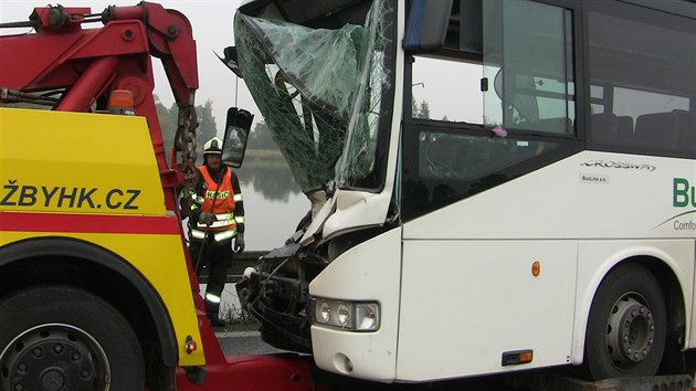 Nehoda autobusu a kamionu u Holohlav na Hradecku (22.10.2015).