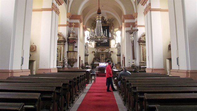 Odborníci pomocí sond prozkoumávají podzemí kostela sv. Václava v Dobrušce.