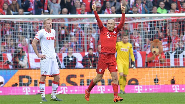 Arjen Robben (v ervenm) z Bayernu Mnichov slav trefu do st Kolna nad Rnem.