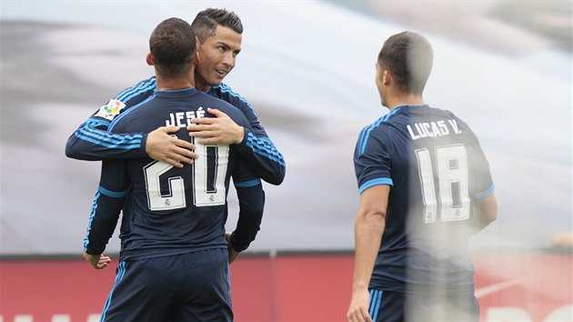 PŘIJÍMÁM VAŠE GRATULACE. Cristiano Ronaldo (čelem) skóroval do sítě Viga, blahopřejí mu spoluhráči z Realu Madrid.
