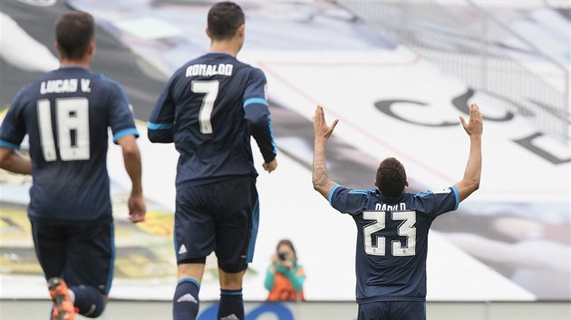 TAM NAHORU. Danilo (s číslem 23) z Realu Madrid slaví gól proti Vigu.