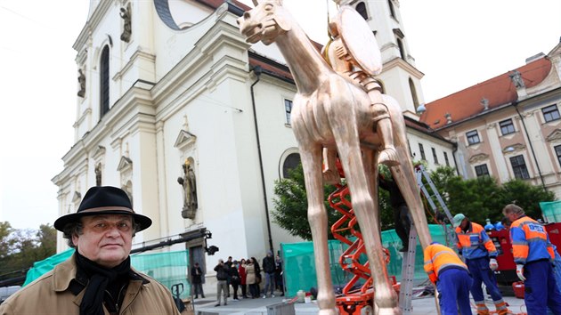 Nepomrn dlouh nohy kon zvolil socha Jaroslav Rna proto, aby se socha neztratila mezi vraznmi stavbami Moravskho nmst. (jen 2015)