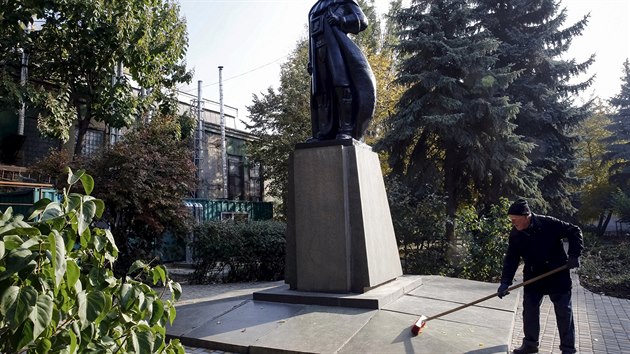 Sochu Lenina poblíž továrny v ukrajinské Oděse přetvořil výtvarník Milov na památník Dartha Vadera (23. října 2015).