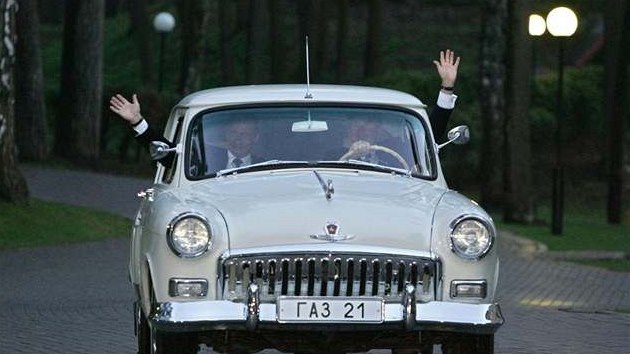 Automobilem Volha z roku 1956 svezl rusk prezident Putin i americkho prezidenta Bushe. (8. kvtna 2005)