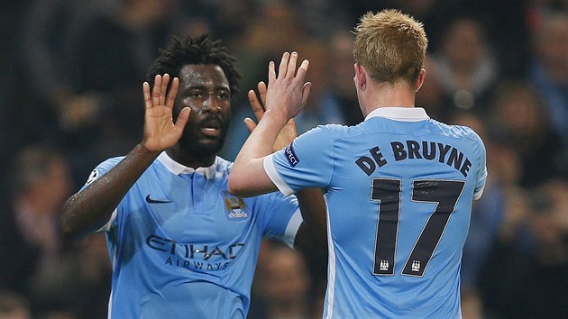 SKVLE, KMO! Kevin De Bruyne z Manchesteru City gratuluje parkovi Wilfriedovi Bonymu ke stele, kter skonila vlastnm glem soupee.